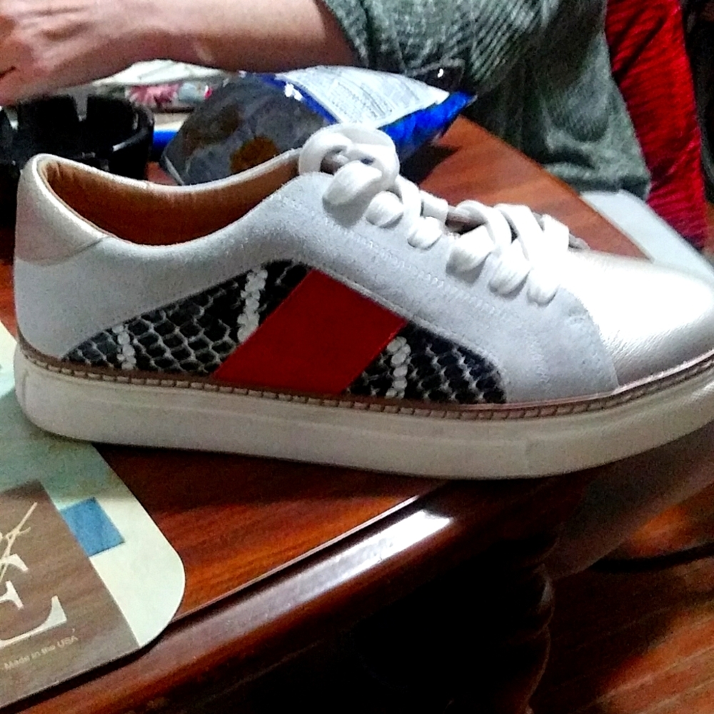 Women's eight and a half shoes Crown vintage is the brand name brand new